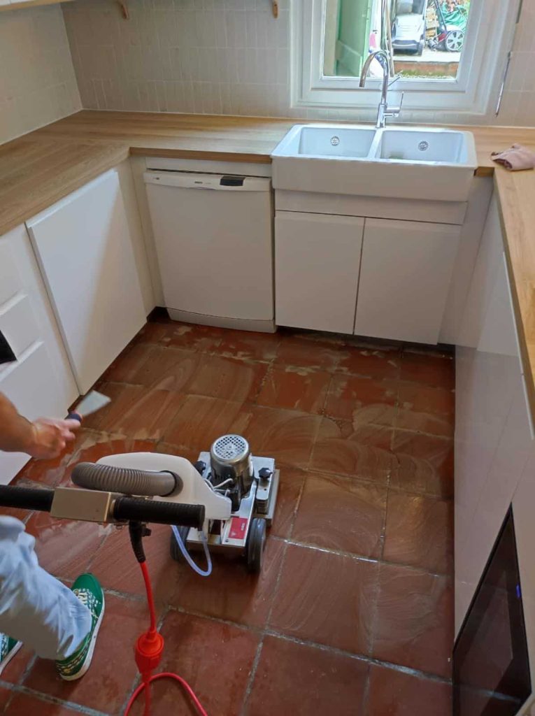 Nettoyage mécanique d’un sol carrelé à Bordeaux par un technicien Leconte Nettoyage.