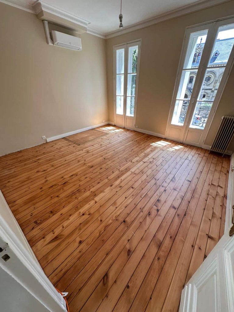 Sol en parquet remis en état et nettoyé par Leconte Nettoyage à Bordeaux.