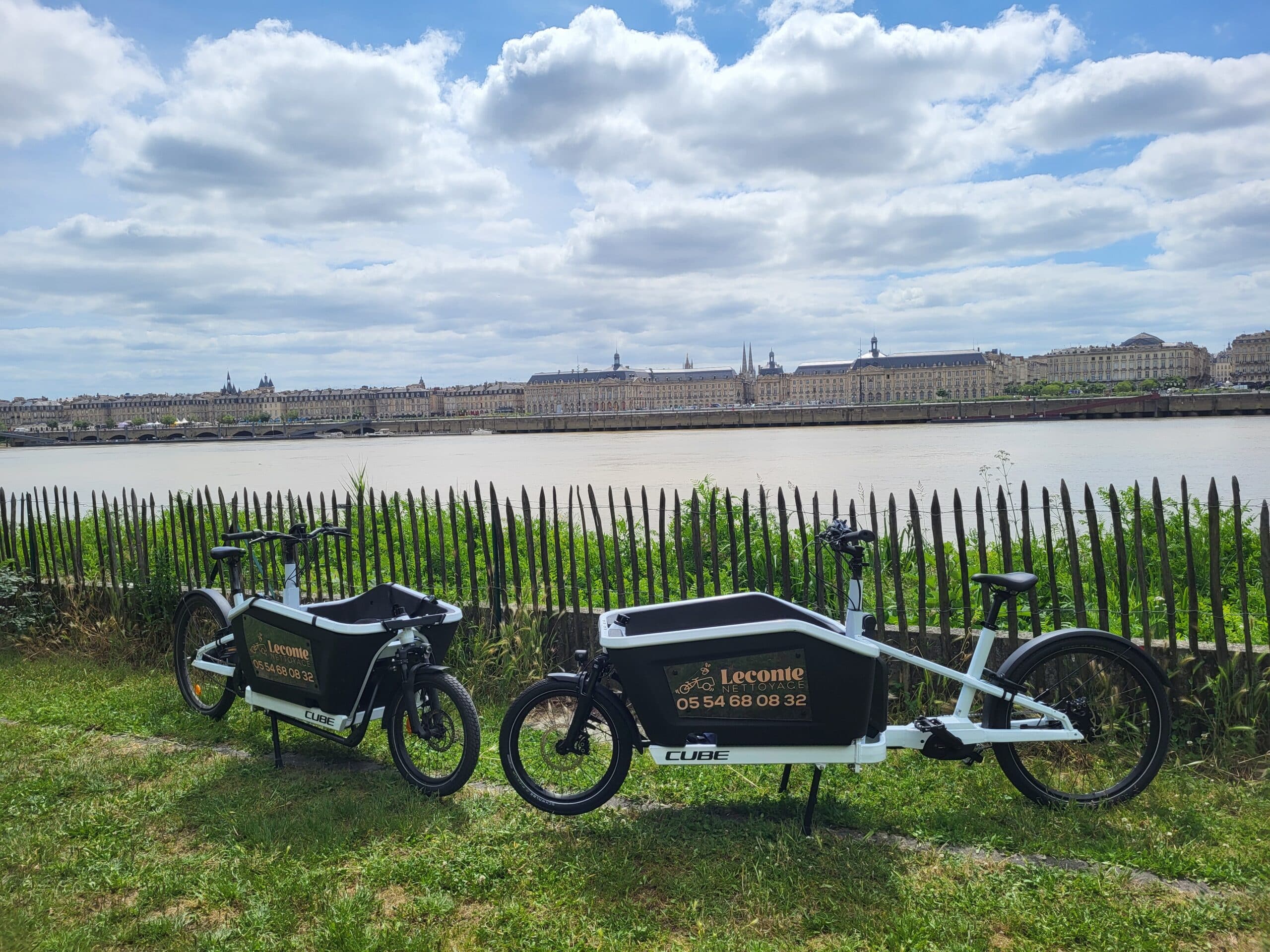 Vélo cargo de l’entreprise Leconte Nettoyage circulant sur les quais de Bordeaux rive droite.