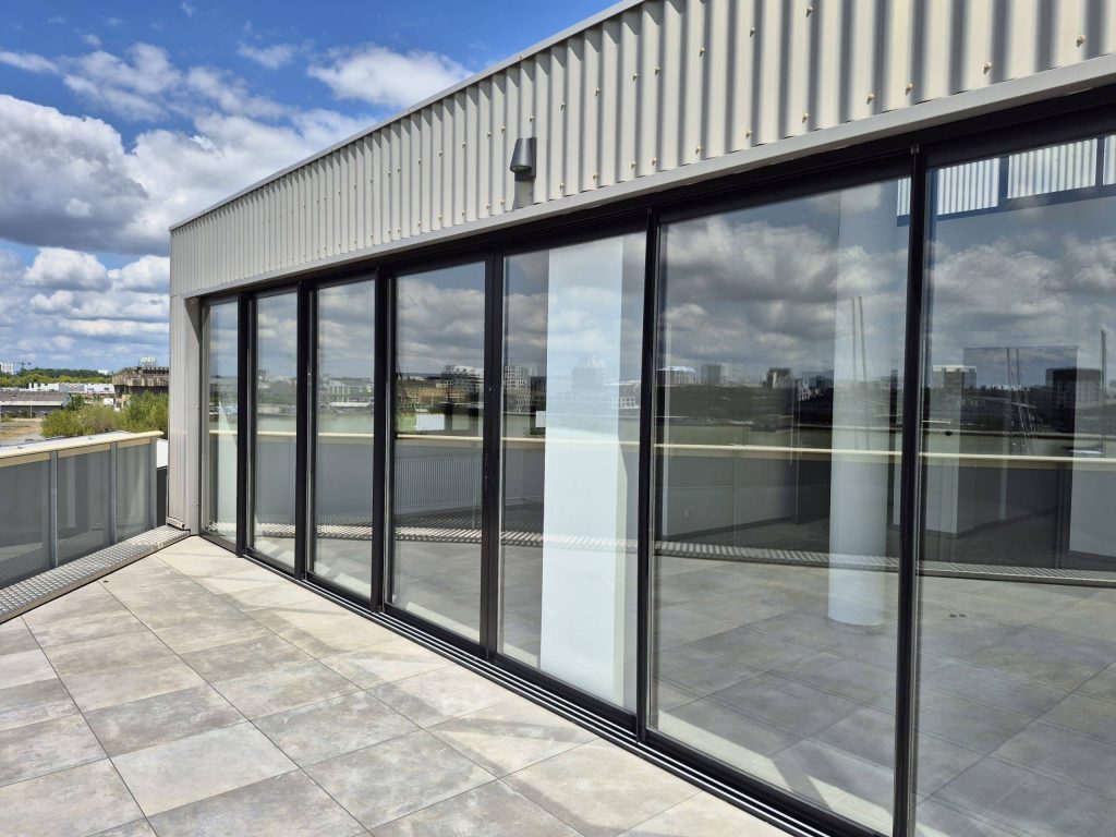 Baies vitrées impeccables après nettoyage de fin de chantier à Bordeaux par Leconte Nettoyage.