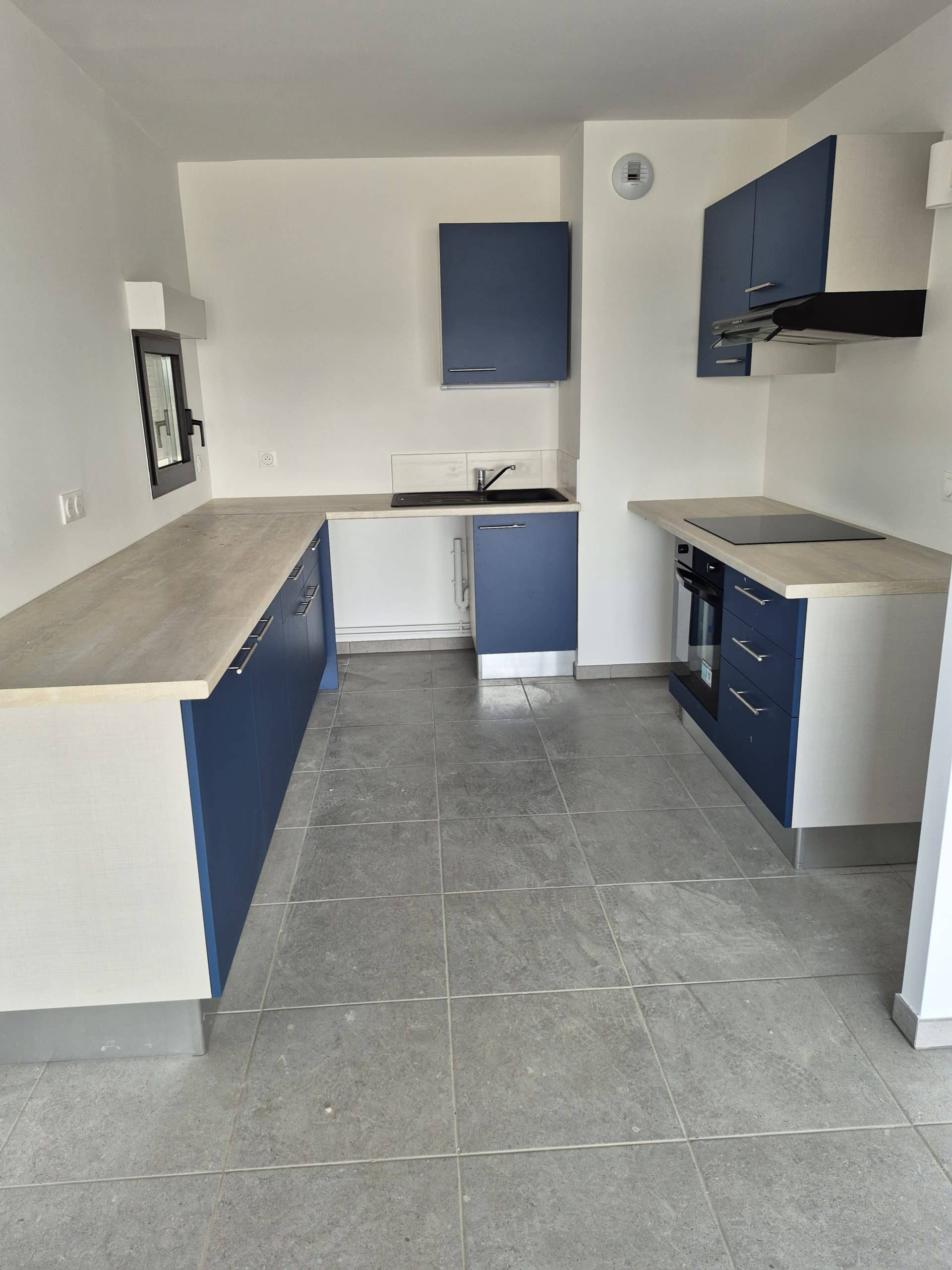 Technicien Leconte Nettoyage réalisant un nettoyage complet de fin de chantier à Bordeaux.