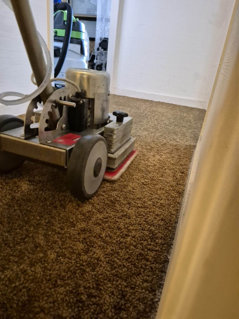 Nettoyage en profondeur d’une moquette à Bordeaux à l’aide d’une machine professionnelle par Leconte Nettoyage.