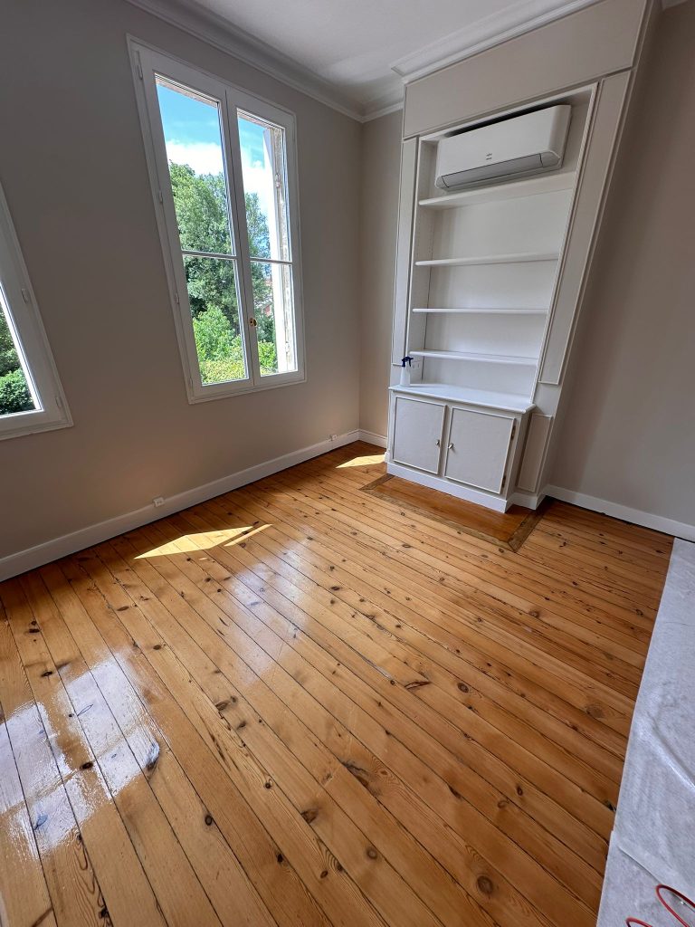 Parquet brillant après un nettoyage professionnel réalisé par Leconte Nettoyage à Bordeaux.