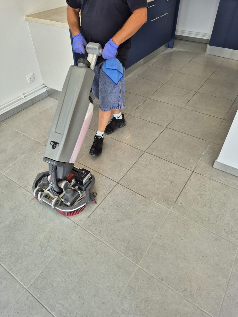 Employé Leconte Nettoyage utilisant une machine professionnelle pour nettoyer un sol carrelé à Bordeaux.