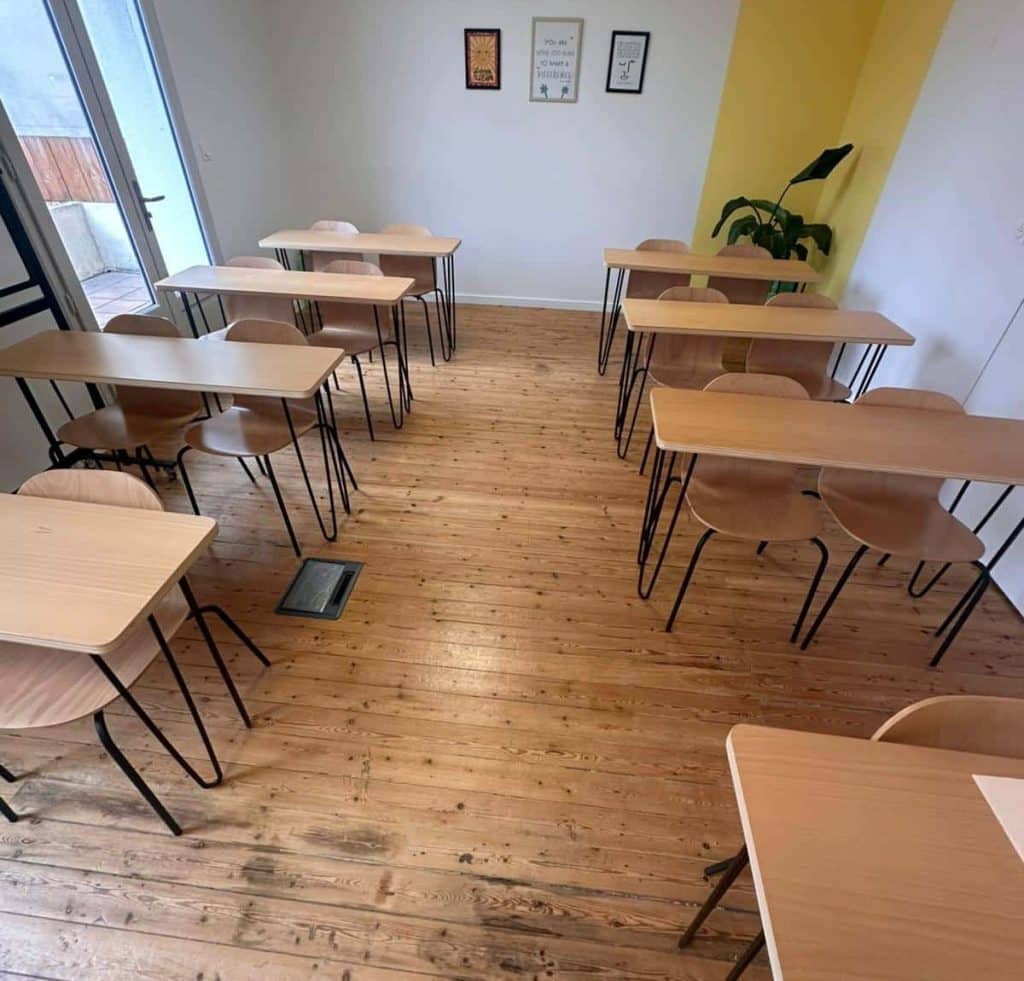 Salle de classe nettoyée par l’entreprise Leconte Nettoyage à Bordeaux après une remise en état complète des locaux avant la rentrée des étudiants.