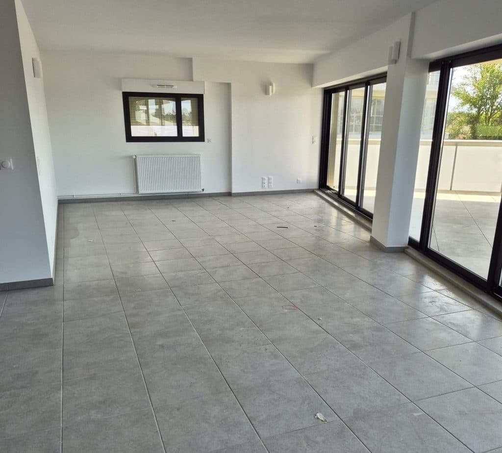 Technicien Leconte Nettoyage réalisant un nettoyage complet de fin de chantier à Bordeaux.