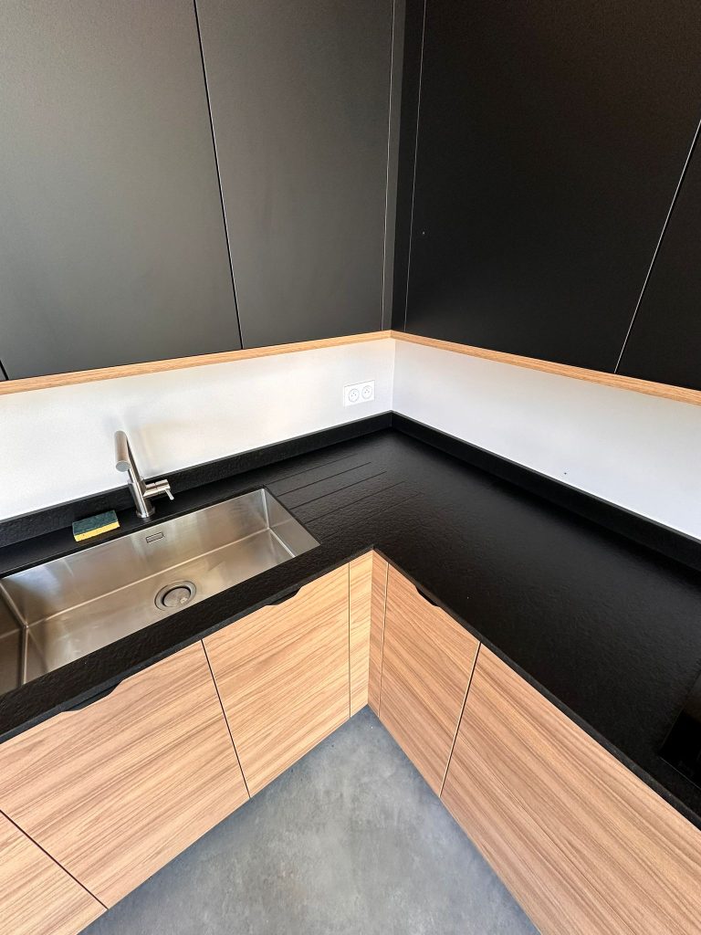 Logement à Bordeaux remis à neuf après nettoyage complet par Leconte Nettoyage.