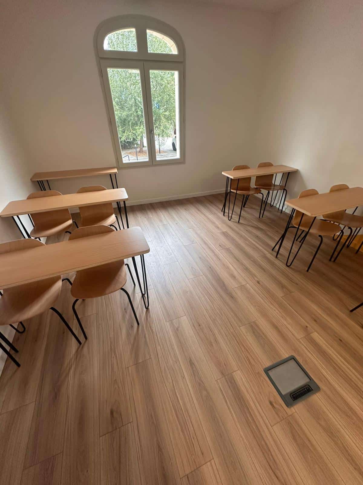 Salle de classe après le passage de l’entreprise Leconte Nettoyage pour une remise en état des locaux avant la rentrée des étudiants.
