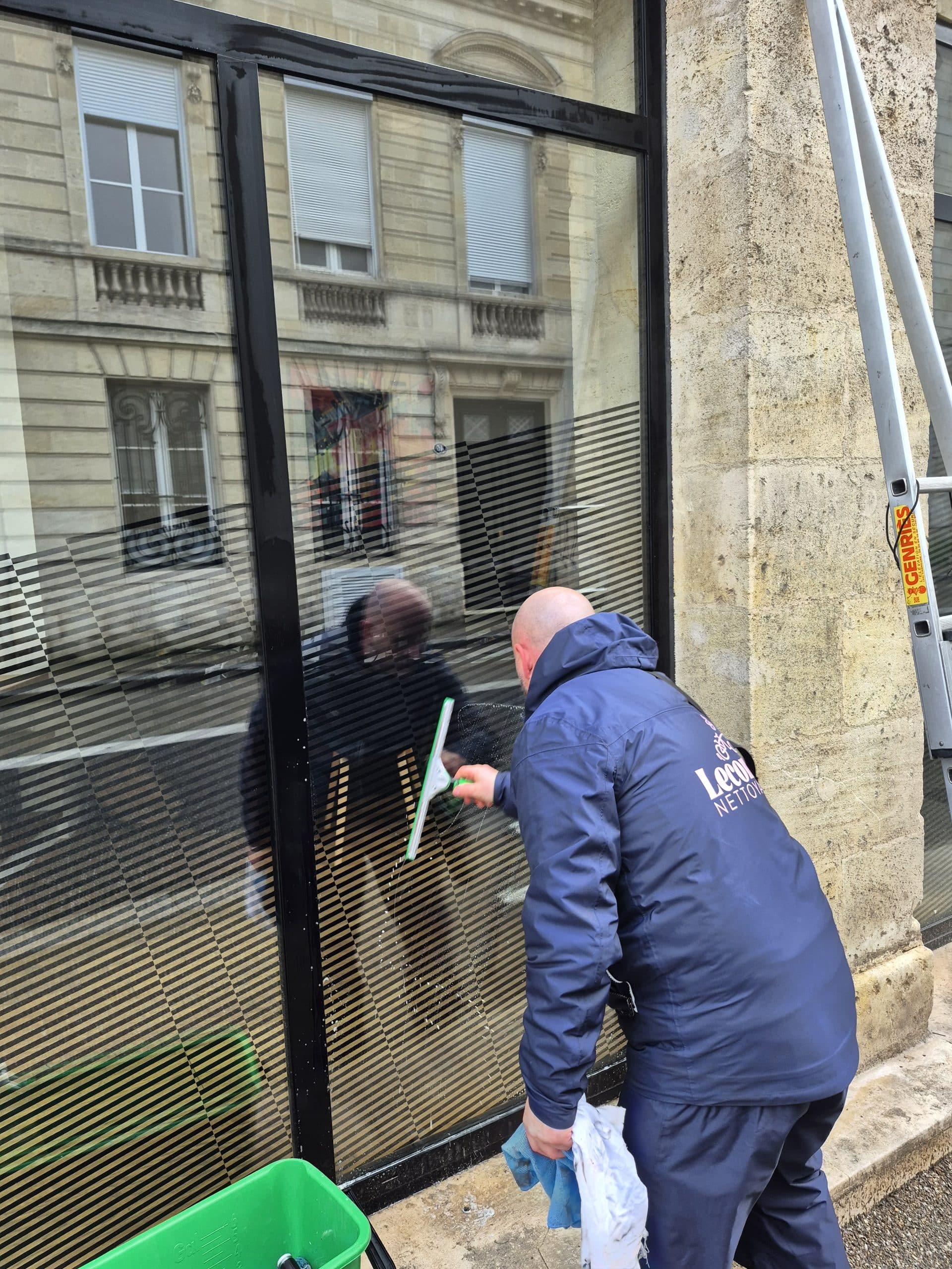 Nettoyage de vitres sous la pluie